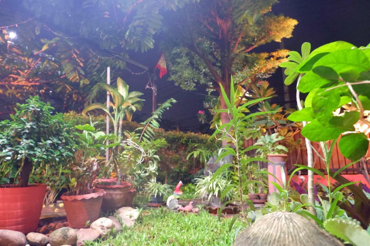 Mon Lodge & Yoga Donmueang Bangkok Eksteriør billede